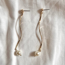 Load image into Gallery viewer, Wavy Pearl Earrings