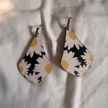 Load image into Gallery viewer, Daisy Painted Earrings