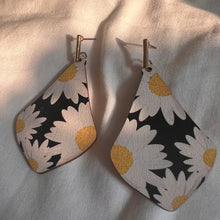 Load image into Gallery viewer, Daisy Painted Earrings