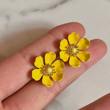 Load image into Gallery viewer, Sunflower Blooms Earrings