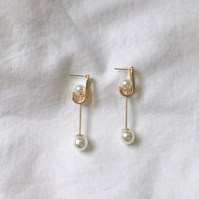 Load image into Gallery viewer, Rose Gold Pearl Drop Earrings