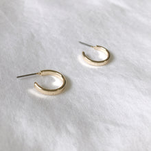 Load image into Gallery viewer, Gold C ring