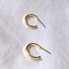 Load image into Gallery viewer, Gold C ring