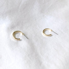 Load image into Gallery viewer, Gold C ring