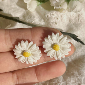 White English Daisy Earrings